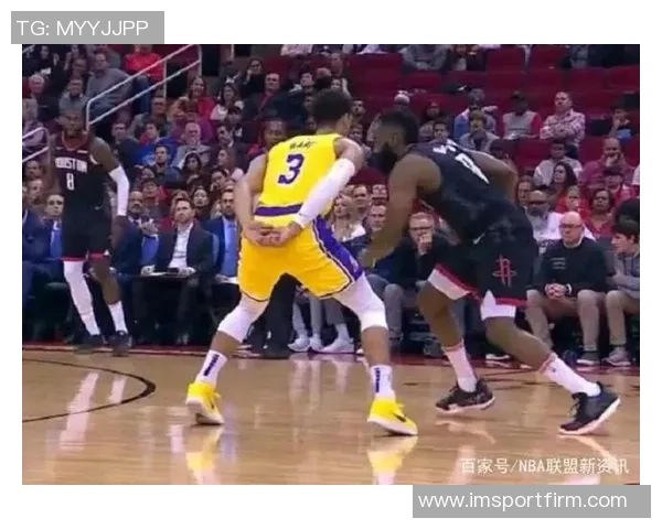 哈登遭遇痛苦倒地引发美媒调侃称其碰瓷行为实在无耻