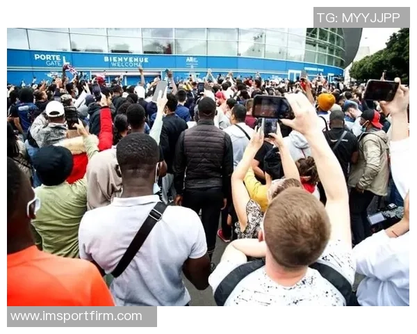 巴黎球迷大巴深夜抛锚高速上80人被困数小时等待救援